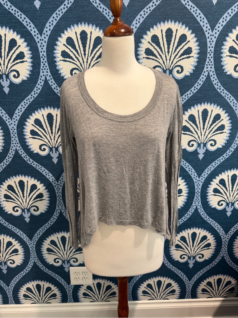 Women's Scoop Neck Long Sleeve Top - Heather Gray